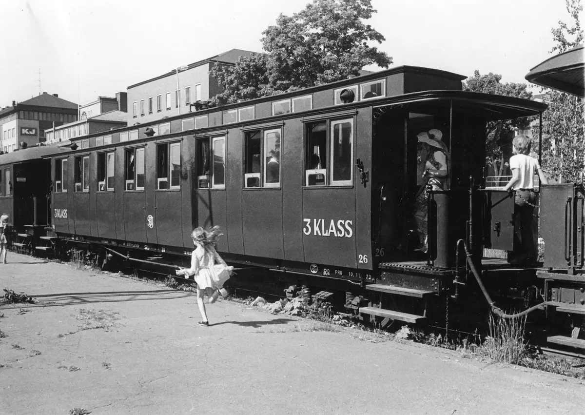 Flickor i långa kjolar vid Edsviken, nära Mörby. Fotot kan vara taget av Axel Pehrson som bodde i Sjöstugan vid Sätra äng. Troligen taget runt 1900.