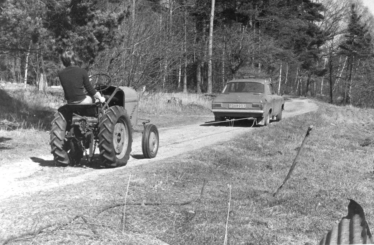 Lars Wiking transporterar bort den gamla traktorn på Rödsten., Traktorn finns på museum i Uppsala. ::