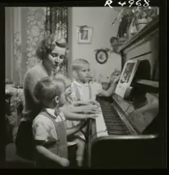 Sångerskan Alice Babs och tre barn musicerar tillsammans vid