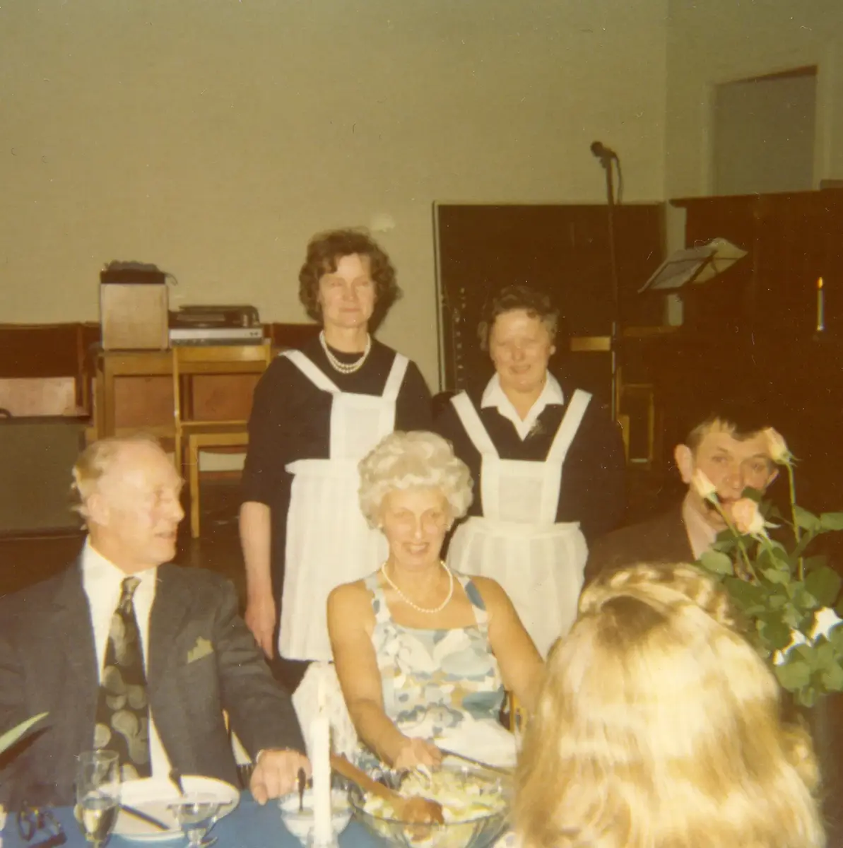 50-årsfirande vid Grödinge bygdegård. På bilden syns Servitriser. Gunvor Larsson, Eva Rosenkvist. Gäster Sten Wingenblixt, Gerd Lundgren, Arne Lundgren.
