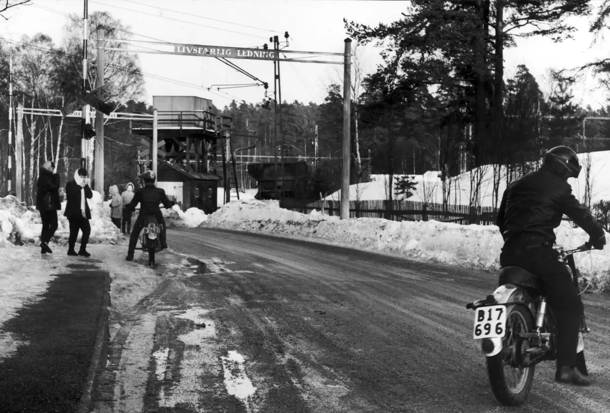 Ungdomar med mopeder kring stickspåret till grustaget.