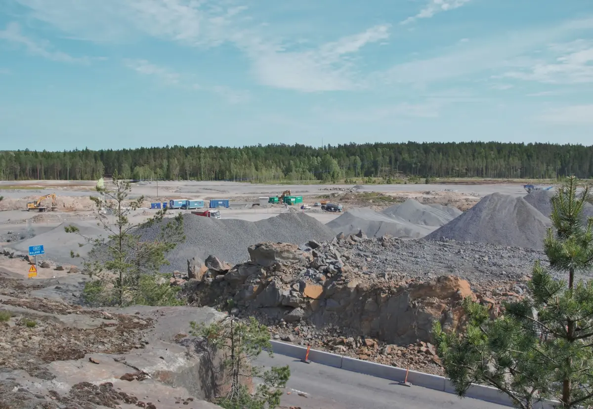 Vy över Albybergs Industriområde, i Haninge, i juni 2013. Sprängning och kross av berg har påbörjats.