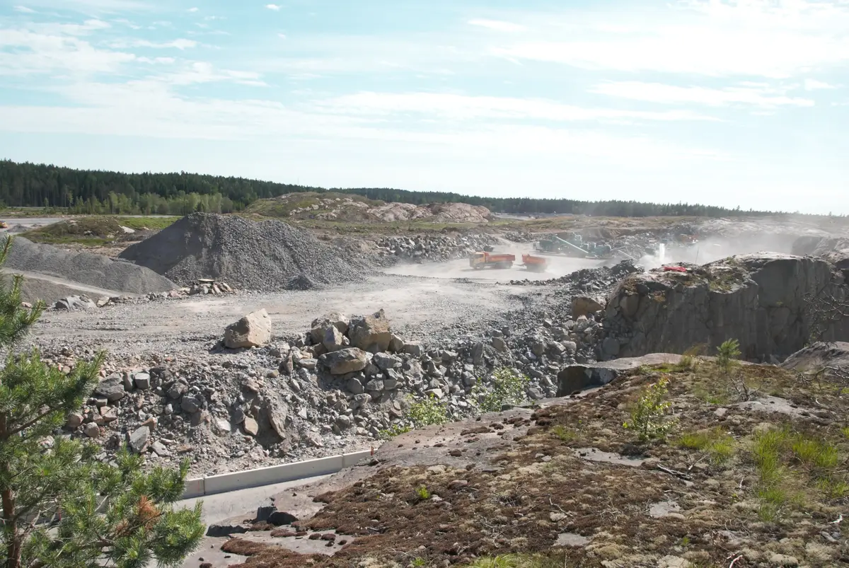 Vy över Albybergs Industriområde, i Haninge, i juni 2013. Sprängning och kross av berg har påbörjats.