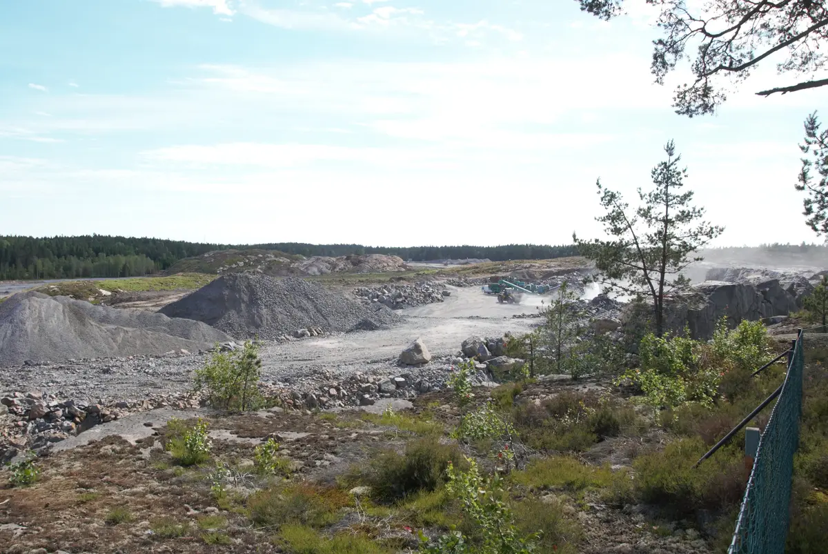 Vy över Albybergs Industriområde, i Haninge, i juni 2013. Sprängning och kross av berg har påbörjats.