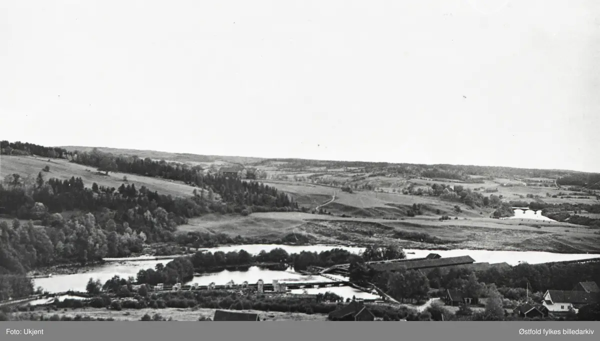 Sanne og Soli bruk, i Tune - utsikt over sagbruket og Aagaardselva og tømmerrenne.