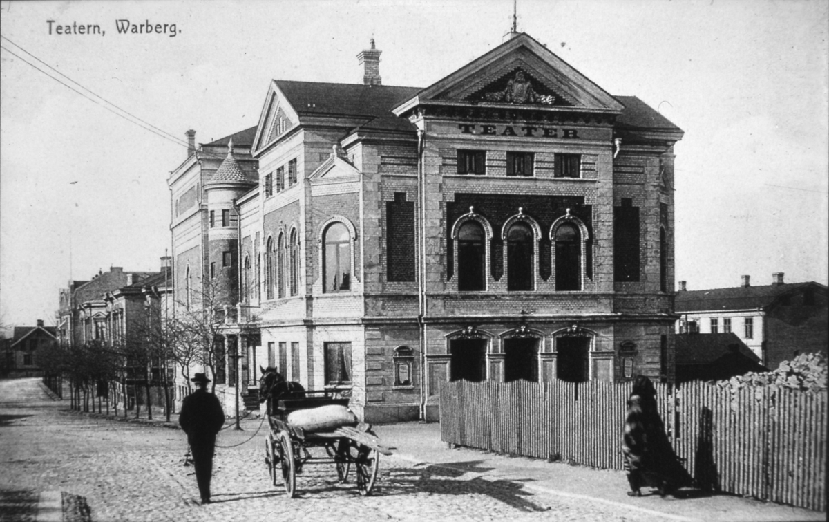 Vykort, "Teatern Warberg". Originalfotot taget 1913. Paret som passerar med häst och vagn var ett statarpar som bodde på torpet Store Mosse under gården Lindhov norr om Varberg.