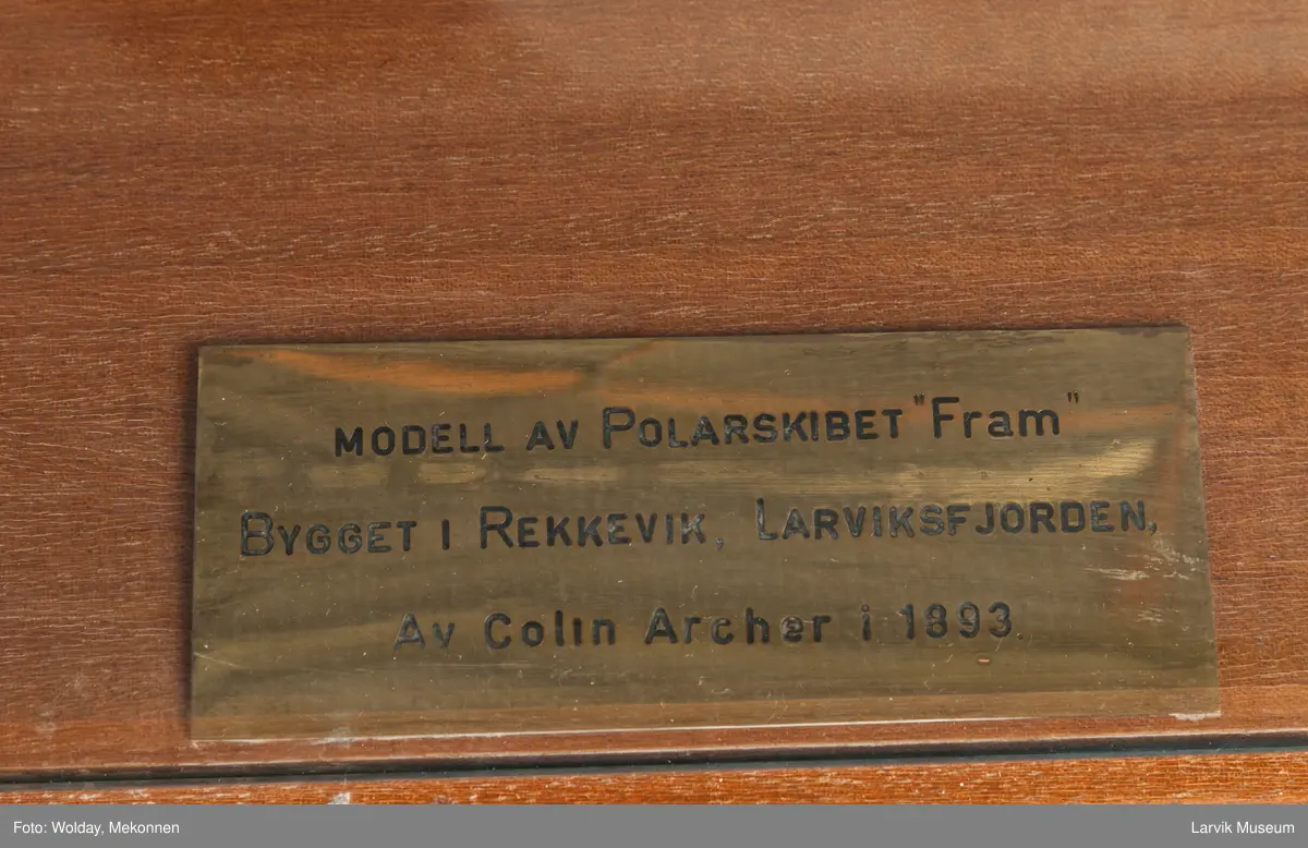 Helmodell av "Fram" i glasskasse.