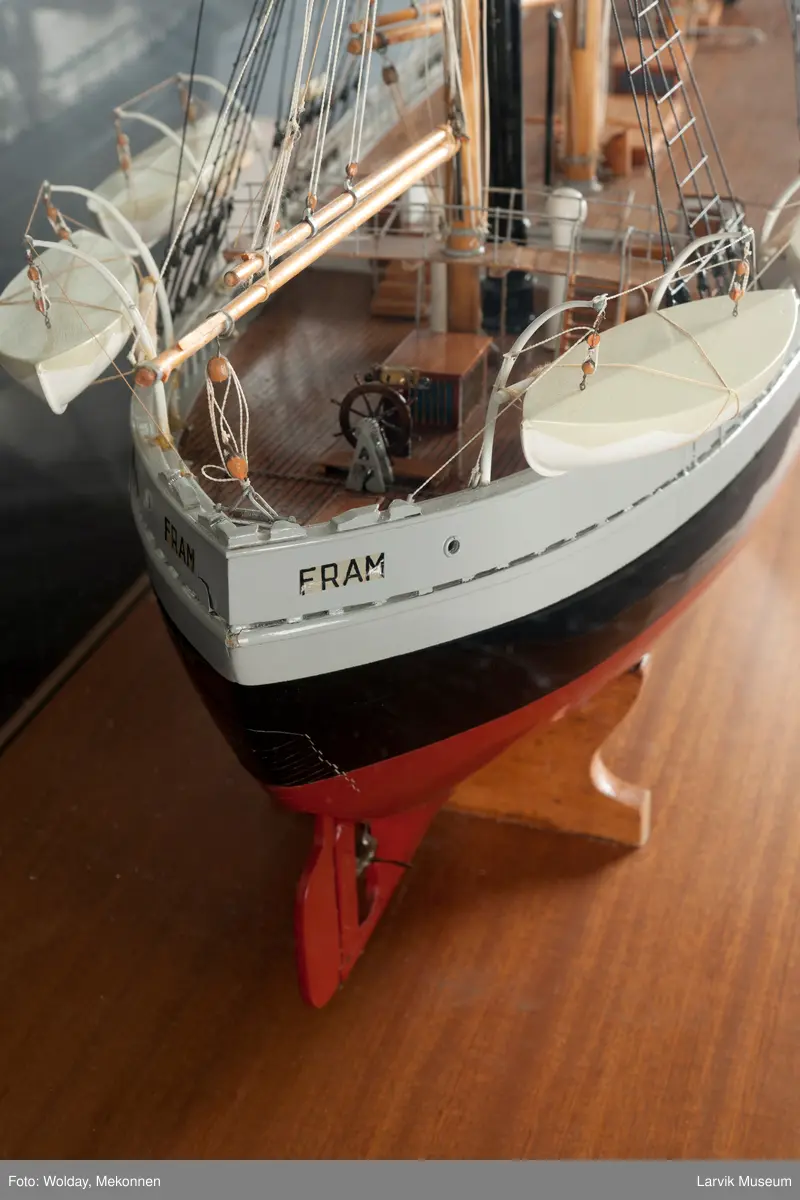 Helmodell av "Fram" i glasskasse.