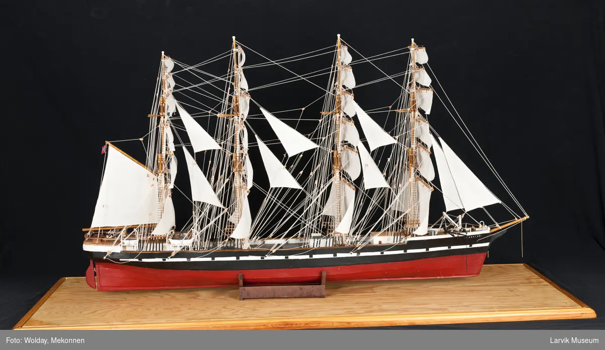 Fullrigger Lancing under fulle seil