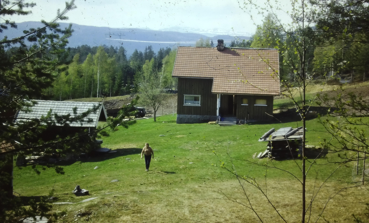 Søndre Huka i Jondalen. På bildet: Tora Lillebuen Huka (1909-1994)