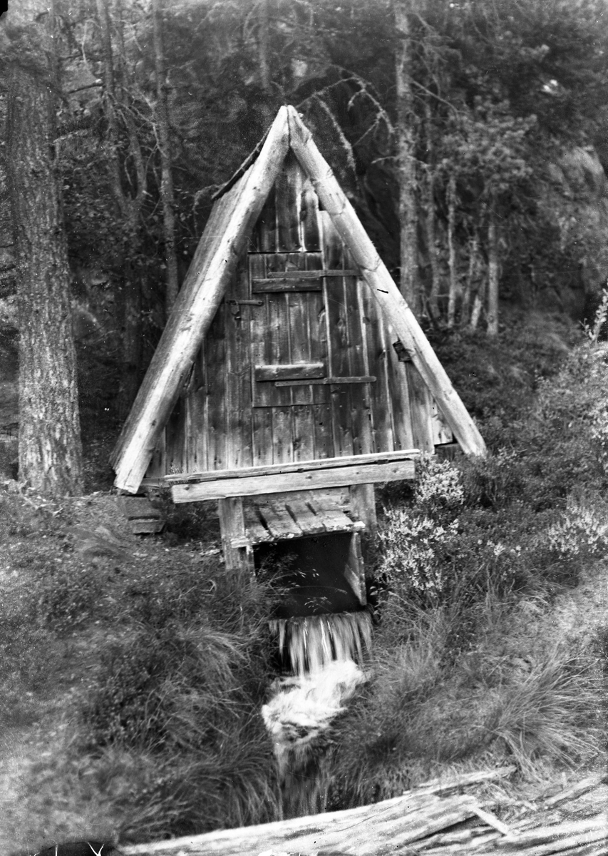 Skydshus på rennene på Knutefjellet, for omfordeling av vannet til drift av gruvene