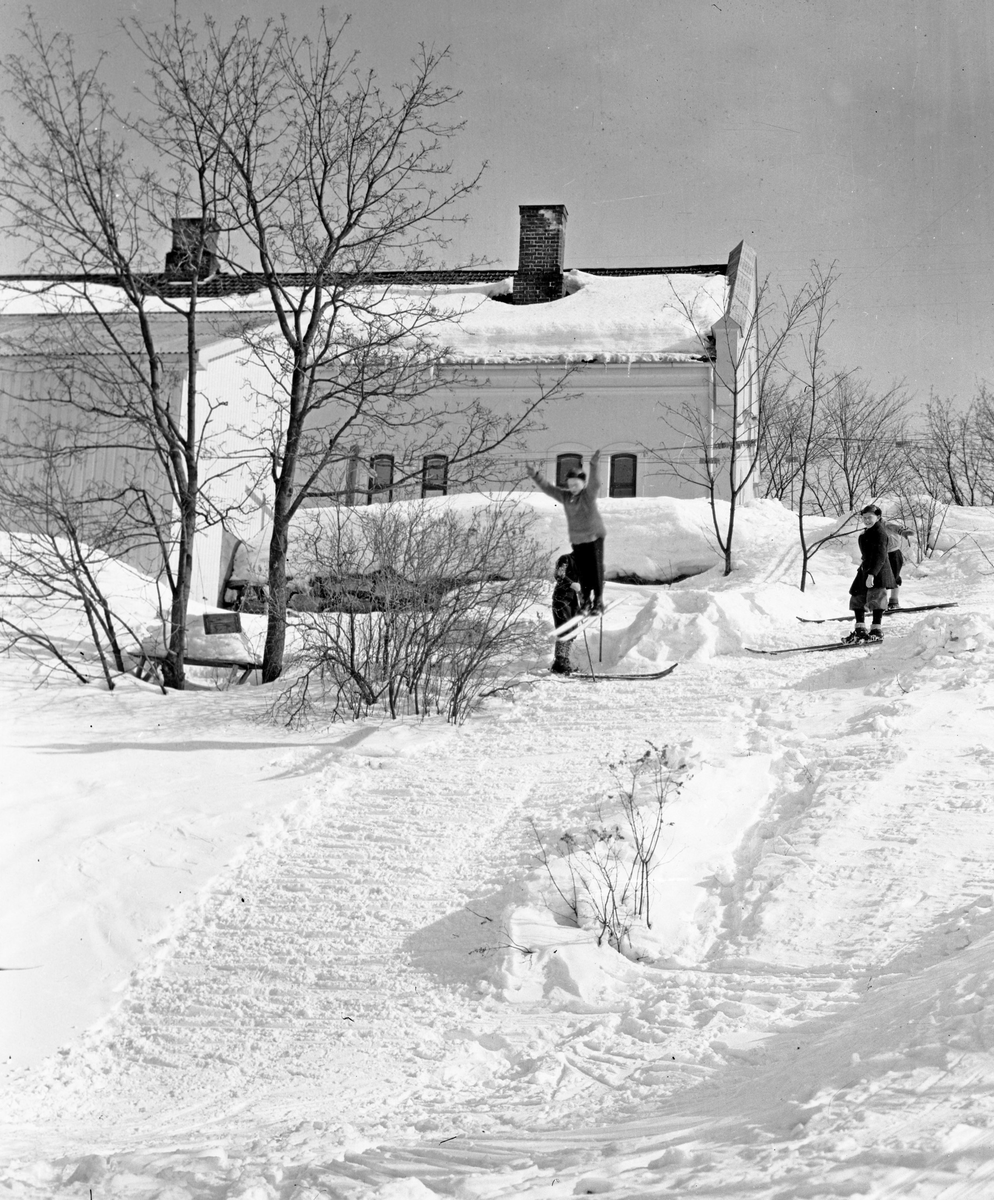 Svein Lien f.1921 i skibakken nedenfor det gamle Badet mot Haspetjerndalen.