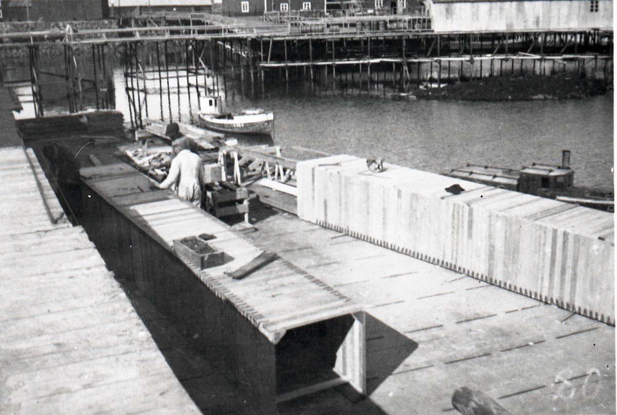 Filetfabrikken på Melbu under bygging. 8. mai 1942. Hjørnebeslag påsettes kaiens pillarkammer.