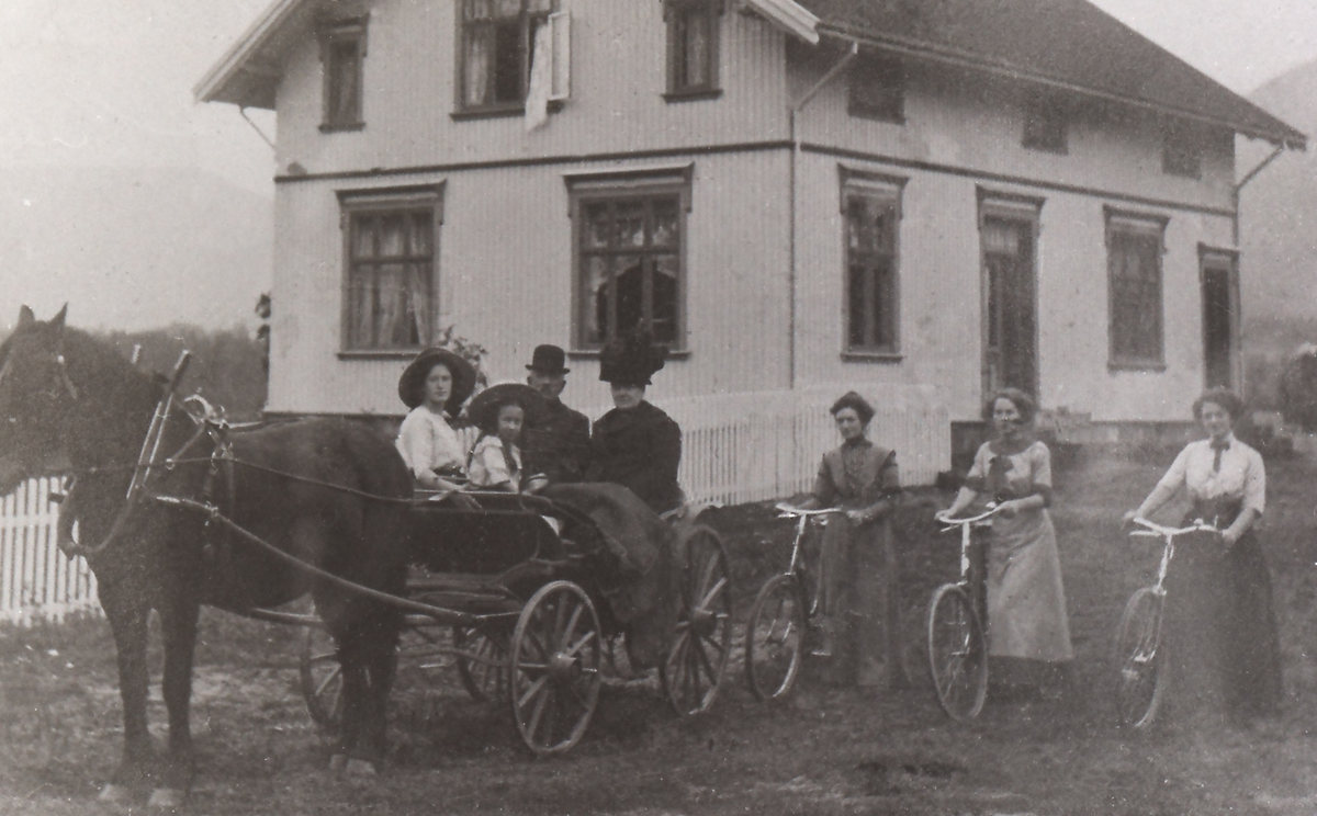 Nedre Sommerstad med bl. a. lensmann Tollef Bakke f.1857