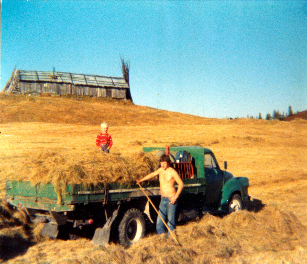 Stølsbue på Turhusvollen Habbeset den vart flytta til Bygdemuseet på Skaga.
Ved bilen Per Turhus på lasset er Arne. Lastebilen er ein Bedford