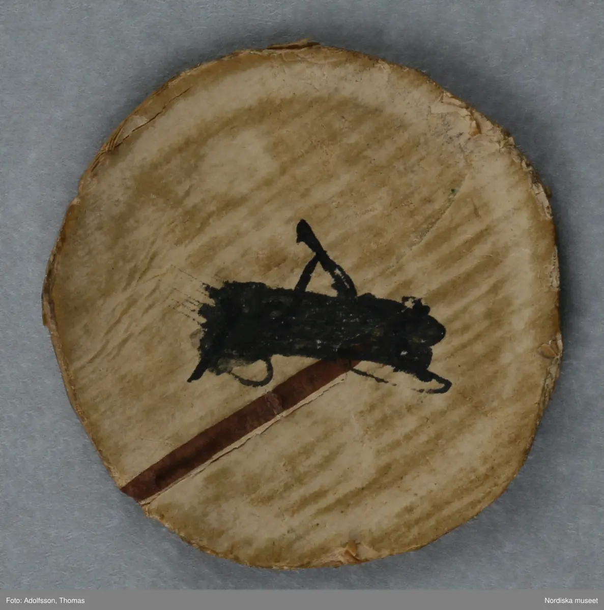 Pollett av näver, text: 1 STOP. ÖHL omgärdat av tre avbildade blommor, allt inom pärlkrets.