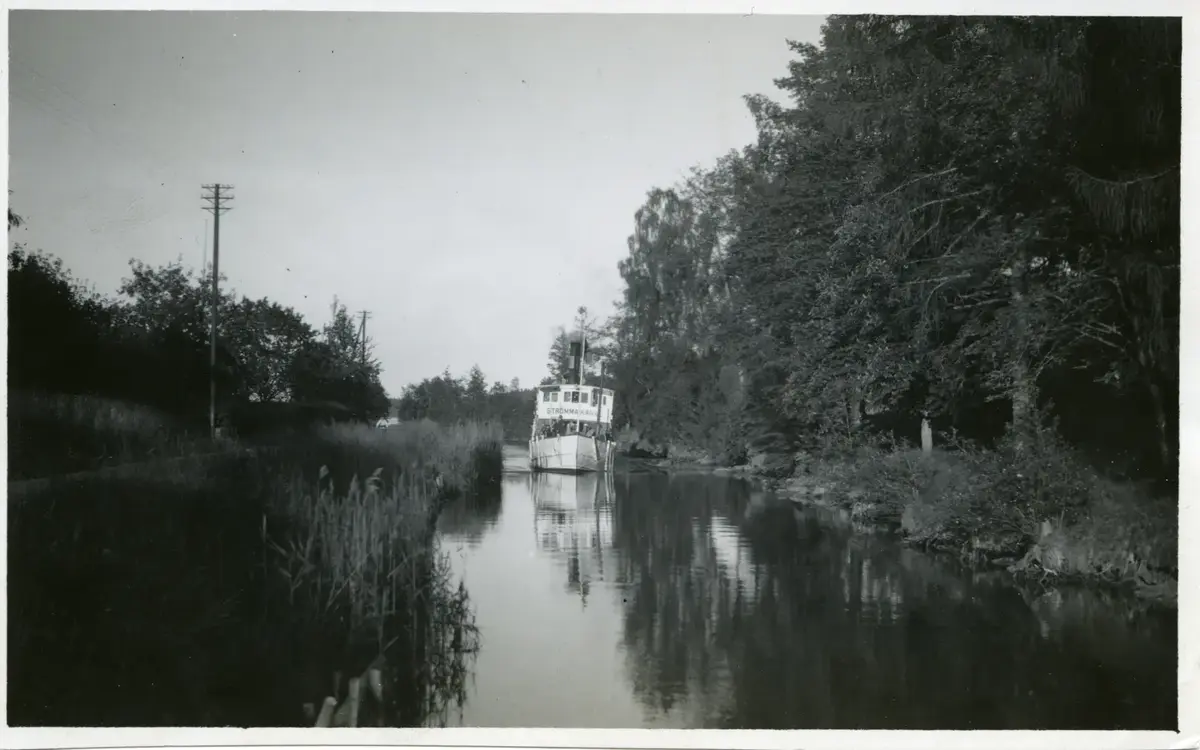 Passagerarbåten Strömma Kanal på färd genom Strömma kanal. Bilden tagen från väster. Sommarbild.