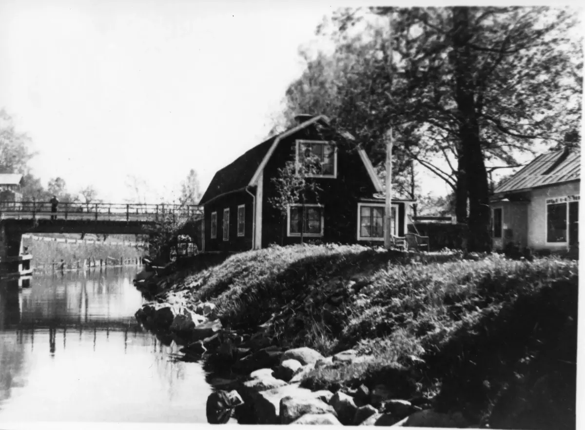 Strömma kanal och bro, till höger i bild syns kanaltorpet och Strömma handel.
