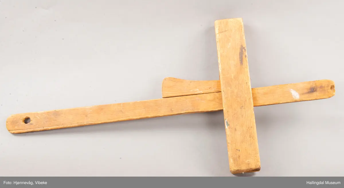 Regulerbar vinkelhake i tre.