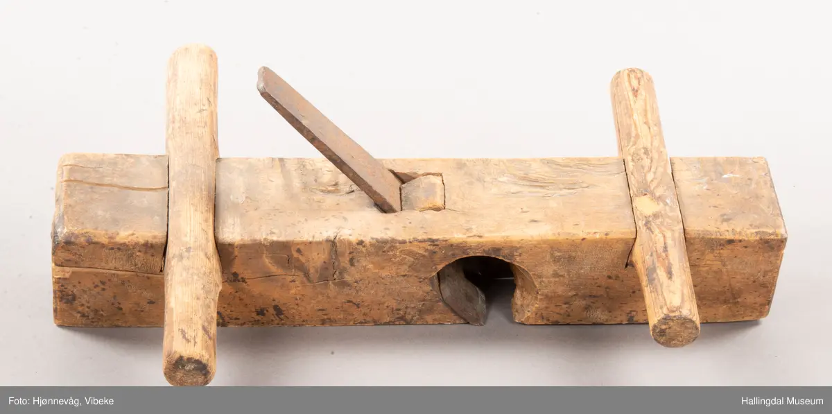 Bjørk. Sålen forsterket med jernbånd. Tannen holdt på plass med en trekloss.