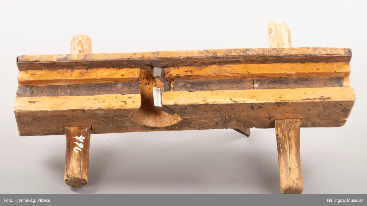 Bjørk. Sålen forsterket med jernbånd. Tannen holdt på plass med en trekloss.