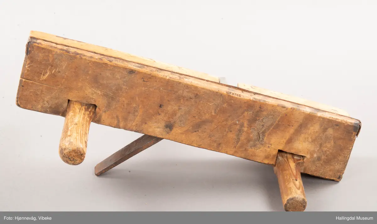 Bjørk. Sålen forsterket med jernbånd. Tannen holdt på plass med en trekloss.