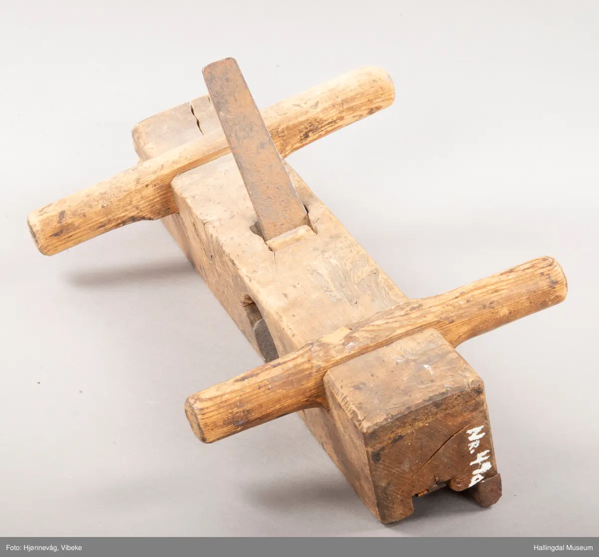 Bjørk. Sålen forsterket med jernbånd. Tannen holdt på plass med en trekloss.