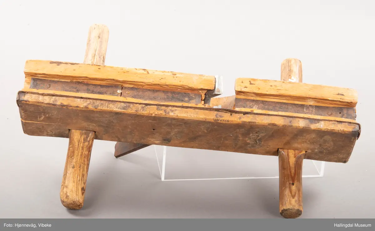 Bjørk. Sålen forsterket med jernbånd. Tannen holdt på plass med en trekloss.