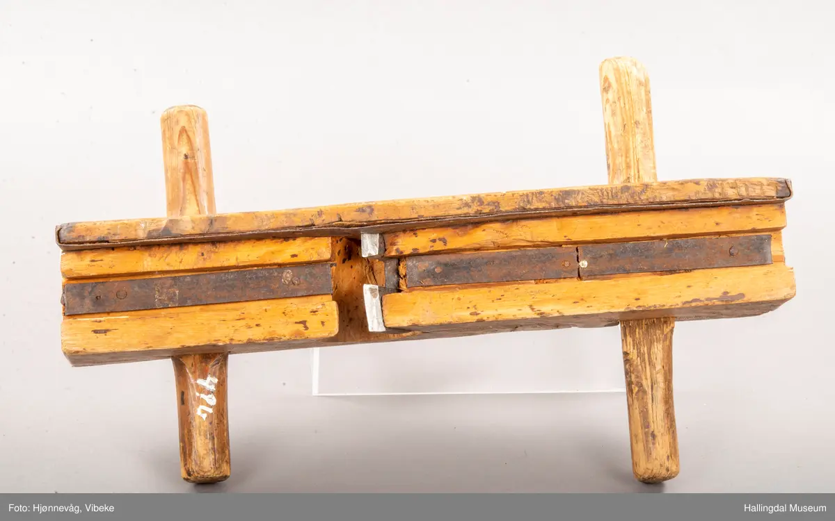 Bjørk. Sålen forsterket med jernbånd. Tannen holdt på plass med en trekloss.