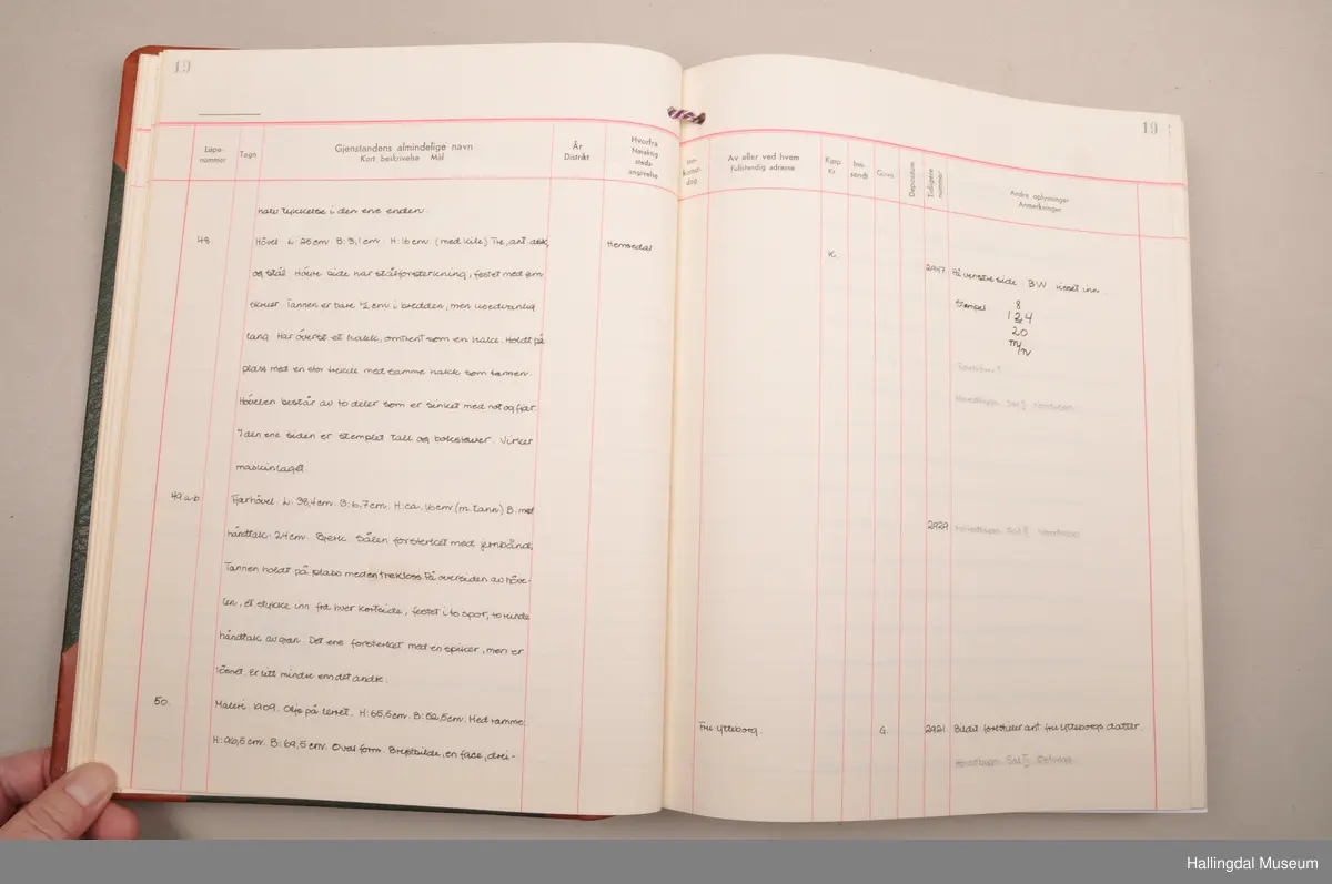 Bjørk. Sålen forsterket med jernbånd. Tannen holdt på plass med en trekloss.