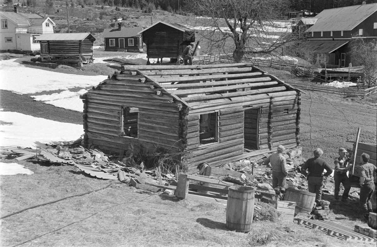 Bryggerhuset fra Finnerud under demontering.