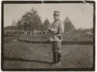 Hugo Strandberg, officer vid Norrbottens regemente I 19, på manöver.