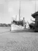 Ångfartyget WISINGSÖ i Linköpings hamn omkring 1905. Från 1899 gick hon på traden Stockholm-Söderköping-Linköping, och om det angivna fotoåret är rätt prickat var det likaså ett olycksdrabbat år med två grundstötningar. En mindre incident i hemmahamnen vid midsommartid och en mer allvarlig mellan Trosa och Oxelösund i slutet av november. År 1938 lämnade fartyget Linköping för drift i Finland.