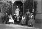 Familjen på verandan med familjen Nyberg