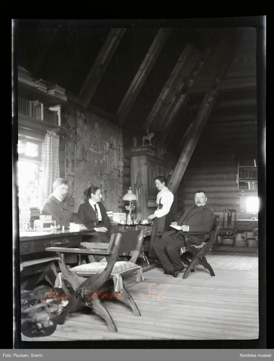 Vid ett bord sitter Albert Engström, Emma Zorn, okänd kvinna, Anders Zorn. Zorngården, Mora.