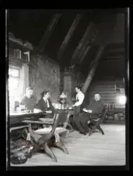 Vid ett bord sitter Albert Engström, Emma Zorn, okänd kvinna