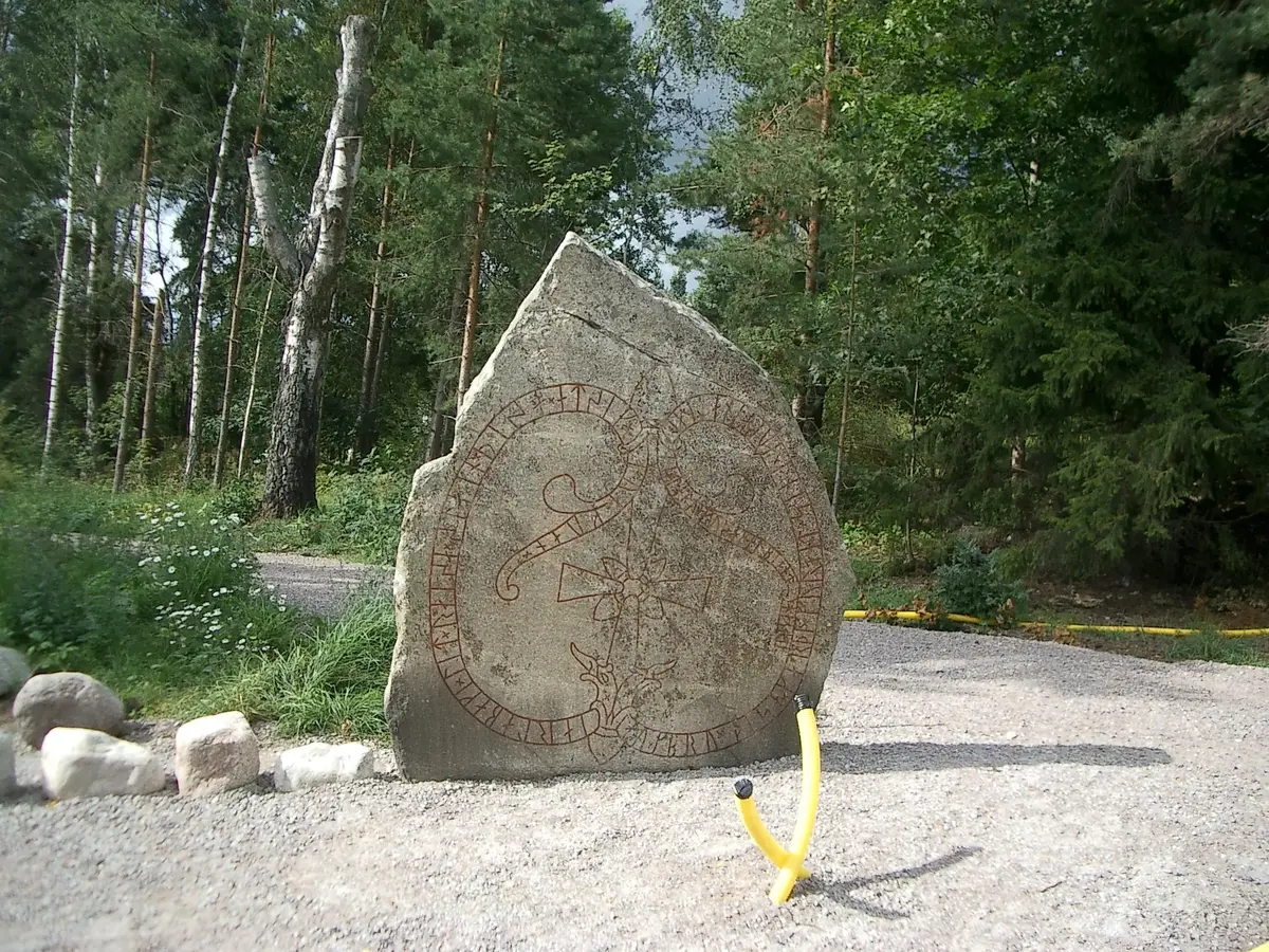 Jarlabankes originalrunsten på originalplats vid restaureringen av Jarlabankes bro 2005.

U164 (Raä Täby 4:2) 
"Jarlabanke lät resa dessa stenar efter sig, medan han ännu levde, och han gjorde denna bro för sin själ, och ensam ägde han hela Täby. Gud hjälpe hans själ."