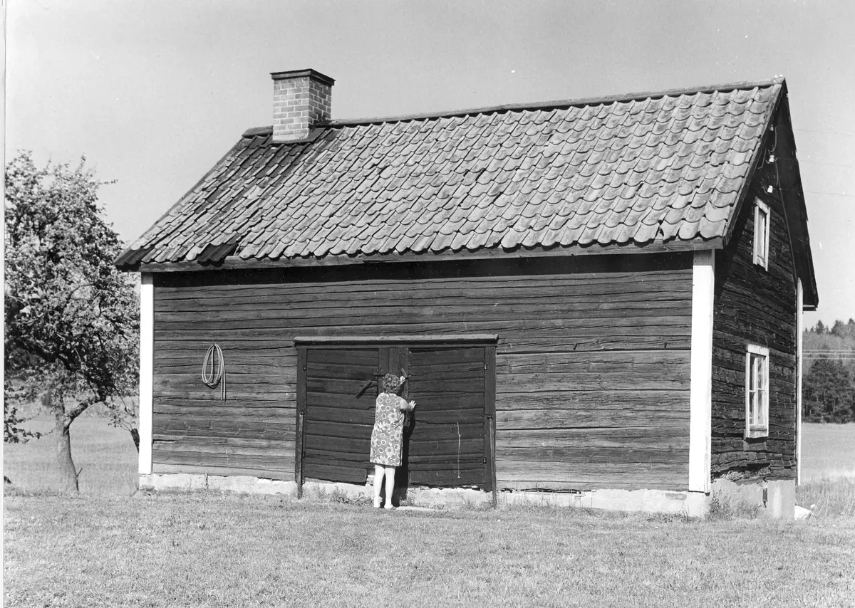 Torslunda har sedan forntiden leget på moränkullen som höjer sig över den omgivande åkermarken. Från medeltiden bestod Torslunda av tre gårdar, men endast Mellan- och Östergården brukades. 1782 gjordes storskifte. Byn har under årens lopp varit bondeägd och är så fortfarande