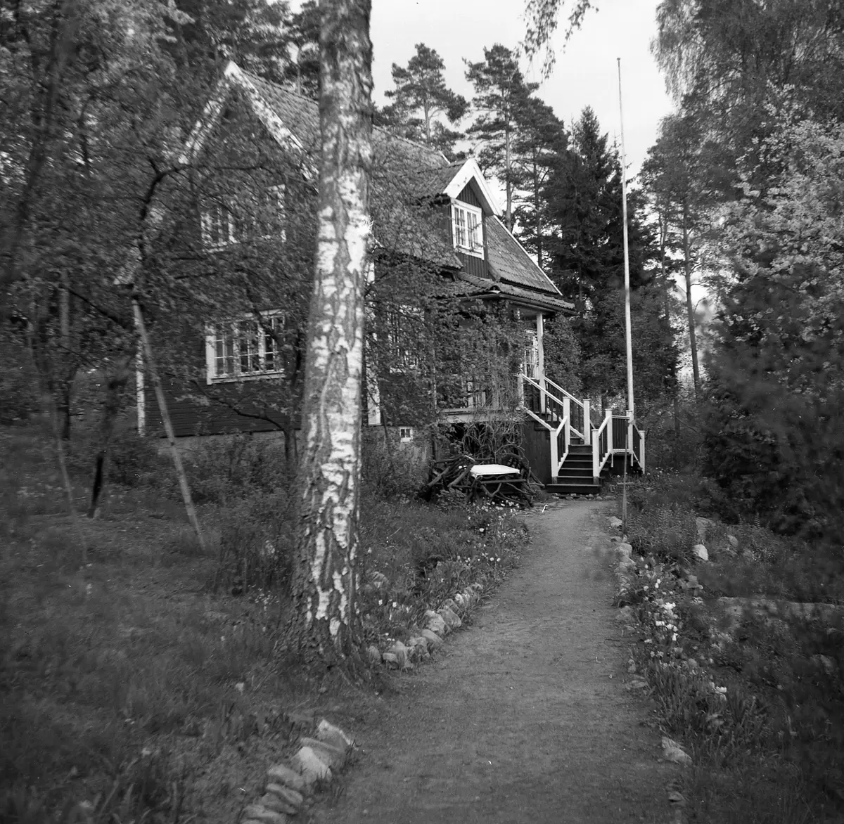 Huset byggt av Anna och Isak Lundgren.
Först sommarhus men blev permanentbostad i början av 1920-talet.
Huset är idag rivet.
Låg i pos. RT90 6594510 nord och 1630010 ost, då med infart från Granåsvägen.
(Ligger ung. vid nuv. Granåsvägen 19. THF:s kommentar)