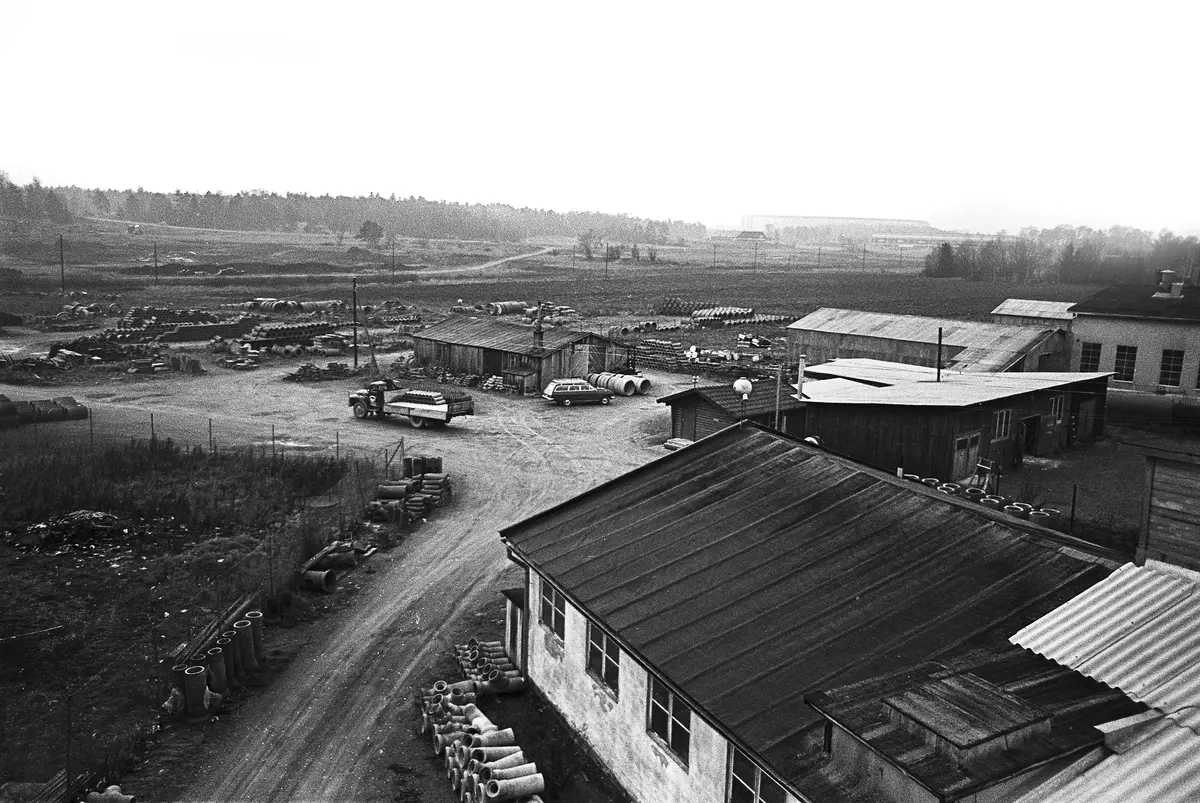 Viggbyholms industriområde.
I fonden syns Viggbygärdet, Bergtorpsskogen, Grindtorp och Täby Galopps byggnader. Roslagsbanans järnvägsspår skär igenom bilden (elstolparna).