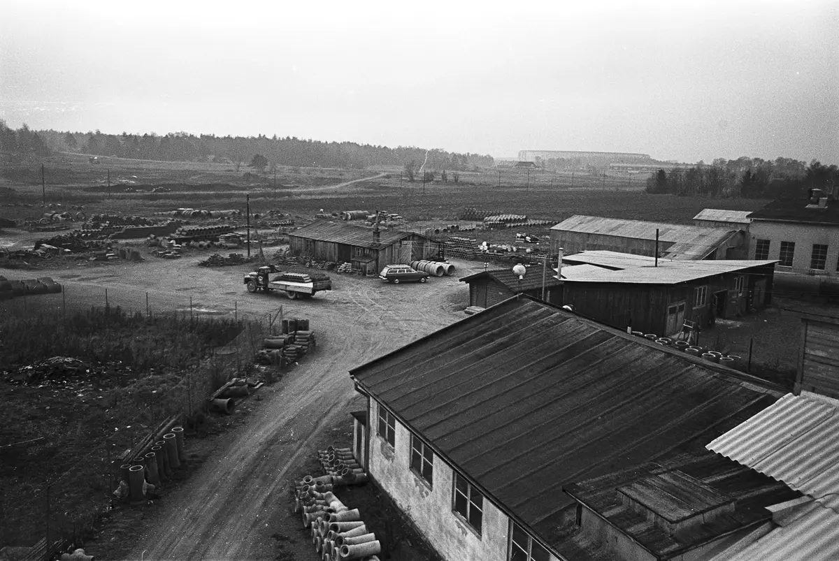Viggbyholms industriområde.
I fonden syns Viggbygärdet, Bergtorpsskogen, Grindtorp och Täby Galopps byggnader. Roslagsbanans järnvägsspår skär igenom bilden (elstolparna).