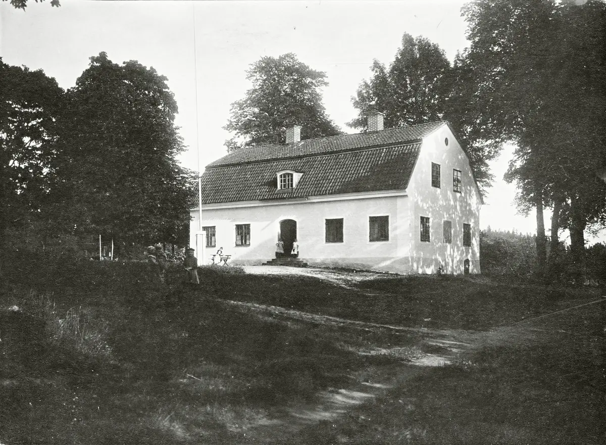 Huvudbyggnaden på Stensätra, även stavat Stensättra, uppfördes 1794 av friherre Didrik Duwall som "pensionärsbostad". Byggnaden är uppförd i sten i ett och ett halvt plan med högt brutet tak. Huset har en kraftig takfot i enkel och stram stil och har kvar det mesta av sitt ursprungliga skick. Huset är ett fint exempel på en mindre sörmländsk herrgård från gustaviansk tid.

Duwall hade genom tidigare köp 1787 införlivat Stensättra gård med Näsby gods i Taxinge socken. Först 1925 skildes de båda gårdarna åt och Stensättra blev en egen enhet. Under åren av samägande blev Stensättra väl skött och därmed ett attraktivt objekt för den nye ägaren. Gården har sedan dess haft olika ägare. Gårdsbebyggelsen är väl underhållen och bevarad. 

Stensättra är medeltida och omnämnt år 1285 i lagfartshandlingar. På Öknebo häradskarta från 1696 är gården utritad som adligt säteri med stenbyggnad.
Ägaren engagerade den mångkunnige Erik Dahlbergh att rita några byggnader på gården. Det huset är troligen det äldsta ännu bevarade från den tiden. Det är en stor träbyggnad med ålderdomliga drag som ligger nära stranden mittemot den nuvarande huvudbyggnaden. Huset brukar stundom kallas "Träsätra". (Borde vi ha bild på)

Ett markområde omfattande ca 70 hektar väster om gården styckades 1961 till fritidsbebyggelse och är idag huvudsakligen permanentbostäder.