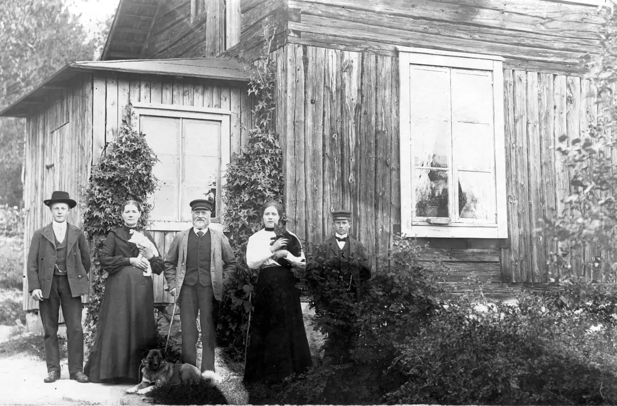 Brefkort från Karlshäll daterat 1904 sänt till Sara Ryding i Johanneslund i Överjärna. .

Bilden visar Karlshäll i Överjärna