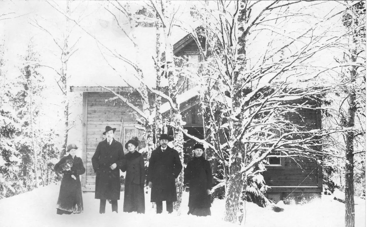 Familjen Karl Ernfrid Larson (f 1865 vid Hvitvass), hustrun Lovisa Albertina Jansson (f 1864 vid Ekudden), dottern Hedvig Evelina (f 1895 vid Ekudden) gift Hammar 1921, sonen Ernst Teodor (f 1893 vid Ekudden), dottern Selma Lovisa (f 1891 vid Ekudden) gift Lindrot 1916.

Ängsborg var en liten gård på vad som kallades Räfsängen. Den skapades 1916 som småbruk av Mälarprovinsernas Egnahems AB genom styckning av Nykvarn/Ströpsta-egendomen. Karl Ernfrid Larsson var första ägare. År 1930 sålde familjen Larsson fastigheten till Johan Wilhelm Johansson som byggde en såg och därför kallades sågarjocke han flyttade senare sågen till Brokvarn. Under senare delen av 1960-talet styckades gården till villa- och kedjehustomter. Området heter Ängsborg. Familjen Larsson ägde fastigheten Ekudden i Turinge fram till 1916.