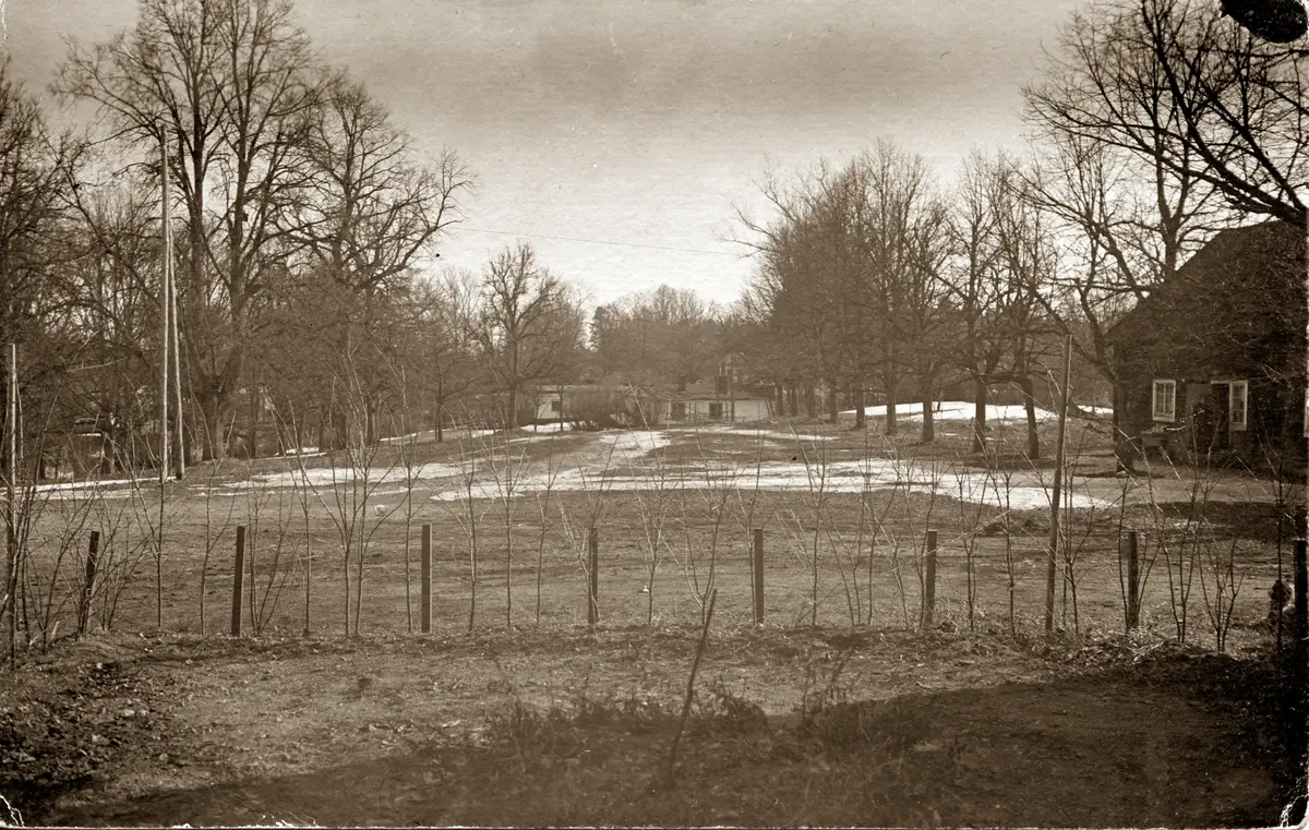 Parken och flyglarna vid Nykvarns herrgård.