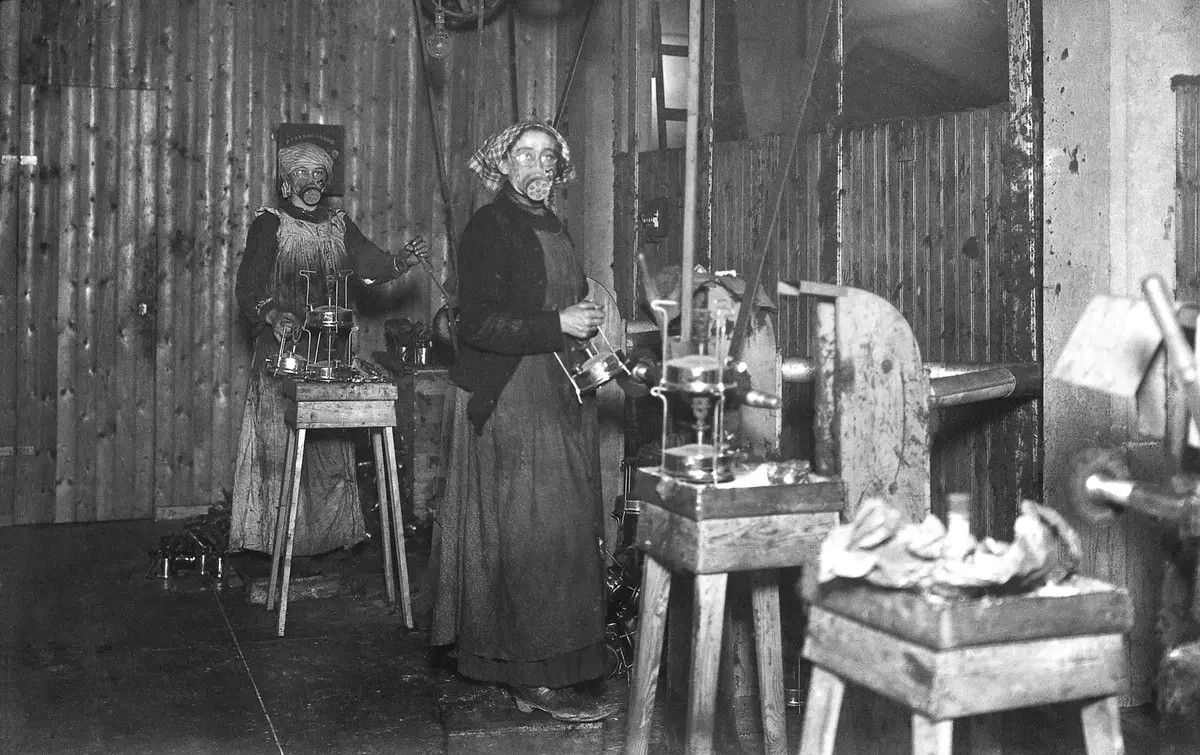 Klara och Helena arbetar med slipning av fotogenkök 1910