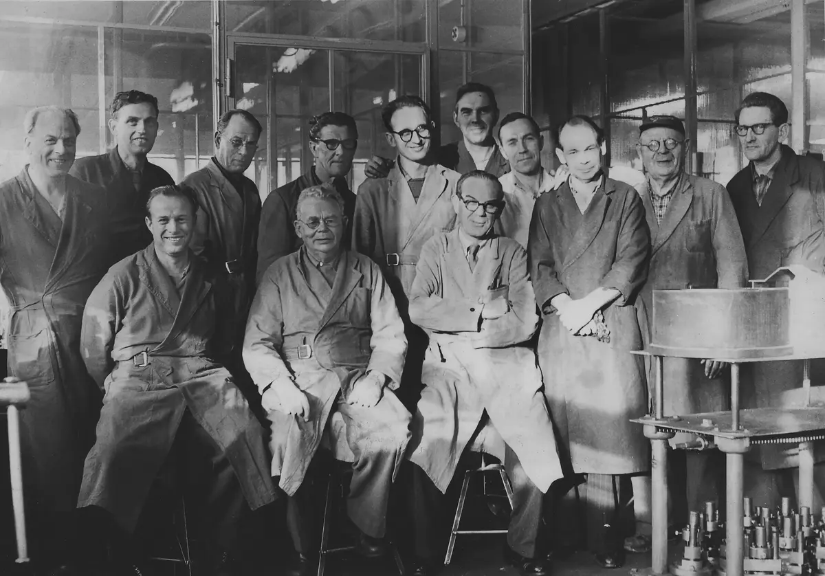Optimus Verktygsmakare 1950
Sittande från vänster: Filarna Stig Eriksson, Axel Lindqvist,  verkm. Ivar Svanström.
Stående från vänster: Filare John Nyhlin, hyvlare Sixten Mattson, filare Magnus Björkman, slipare Gustav Nordqvist,
filare Rudolf Aug, svarvarna Folke och Arne Velén, fräsare Sven Julén, svarvare Hugo Karlsson och filare Olle Hedman. Alla Väsbybor.