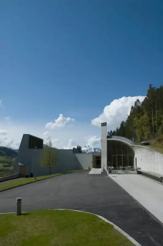 Arkitektonisk særmerkt betongbygg og uteområde