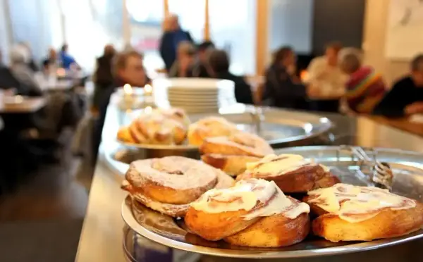 Serveringsfat med freistande bakverk