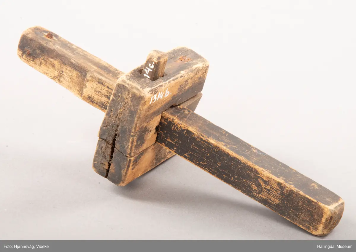 Bjørk, skåret. Stangen har kvadratisk tverrsnitt.